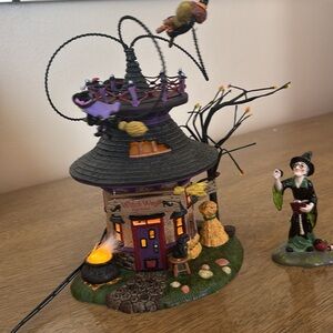 2003 Department 56 Witch Way Flight School. Building is in excellent condition.